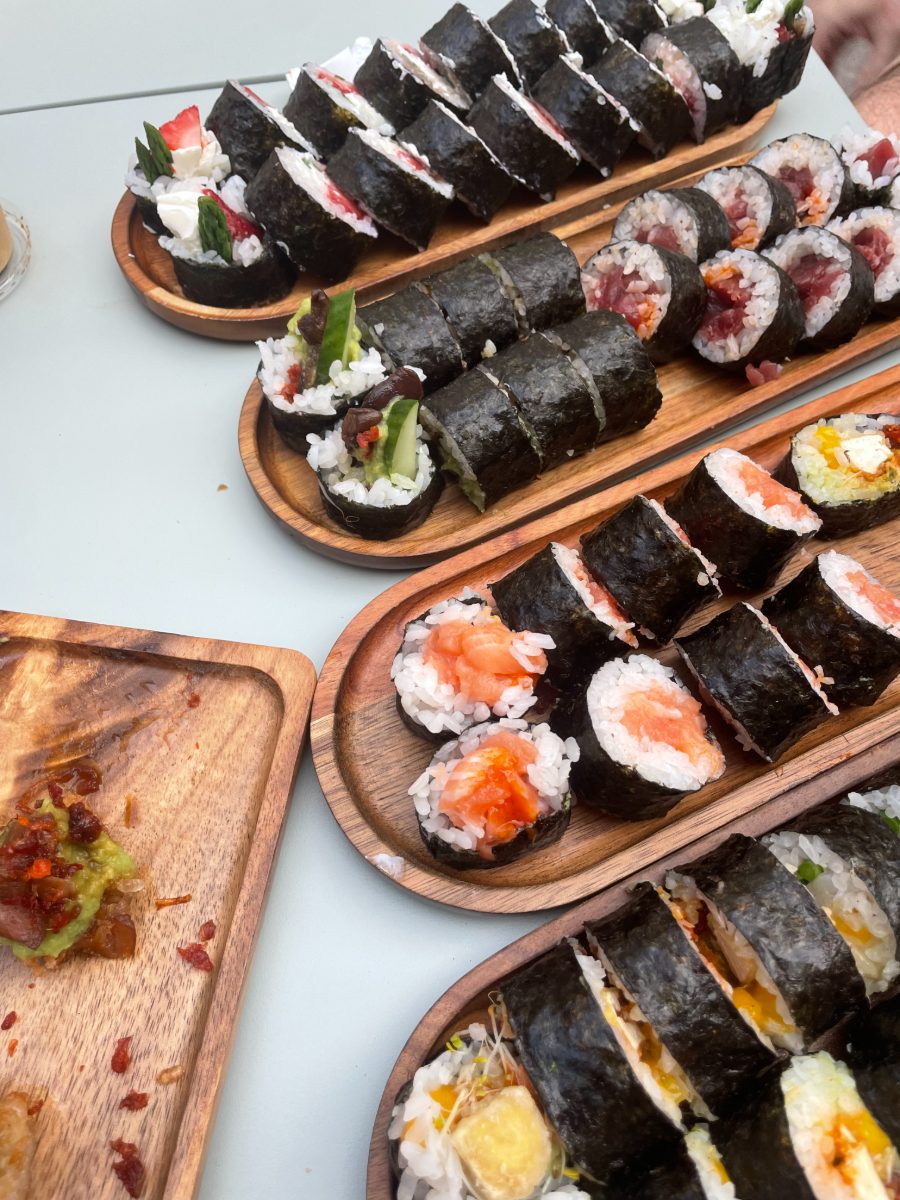 Tablée de plateaux de sushi