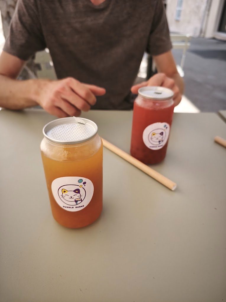 Boissons maison en canette sur la terrasse